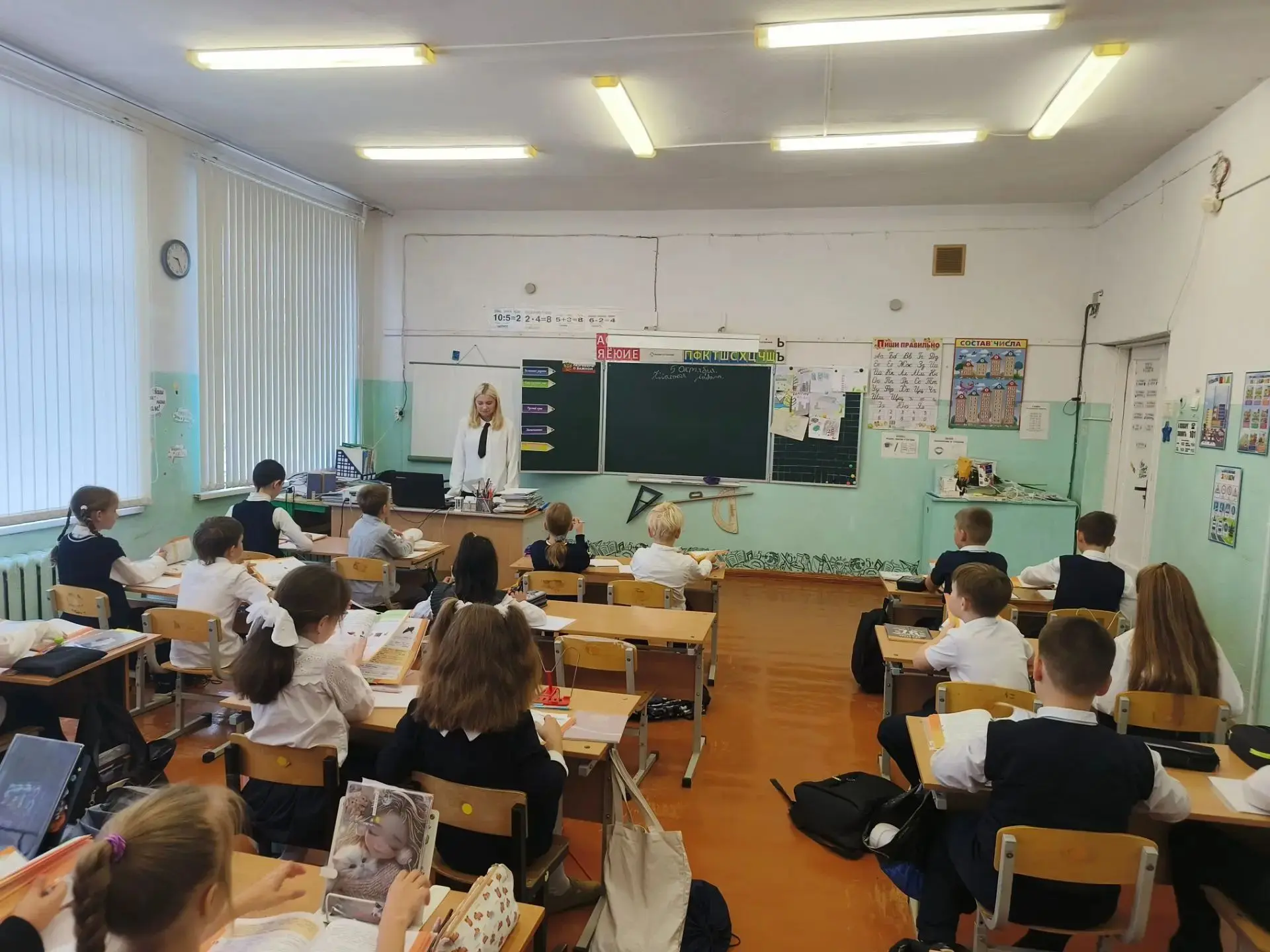 5 октября, в самый светлый и теплый праздник  - День учителя 🍎📚, наша школа превратил...