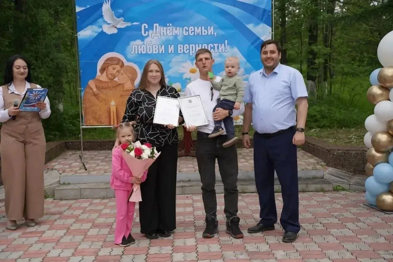 🫂 Дмитрий Демешин поздравил жителей региона с Днем семьи, любви и верности