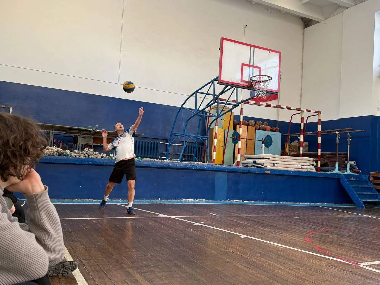 🏐Товарищеская встреча по волейболу: педагоги против старшеклассников!                               