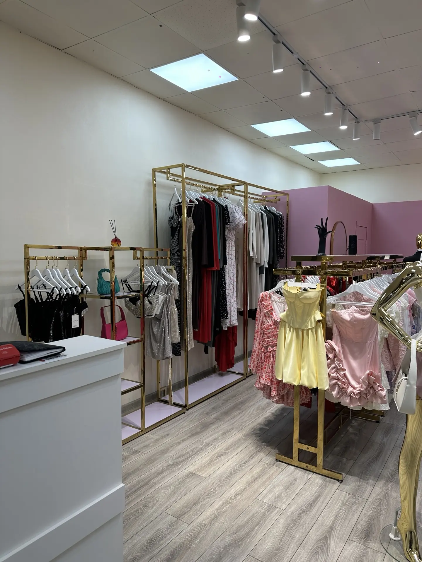 ПРОДАЁТСЯ МАГАЗИН ЖЕНСКОЙ ОДЕЖДЫ  📍Краснодар, ТЦ «Центр Города», Красная 176/1  💰 1 490 000 ₽ (торг 