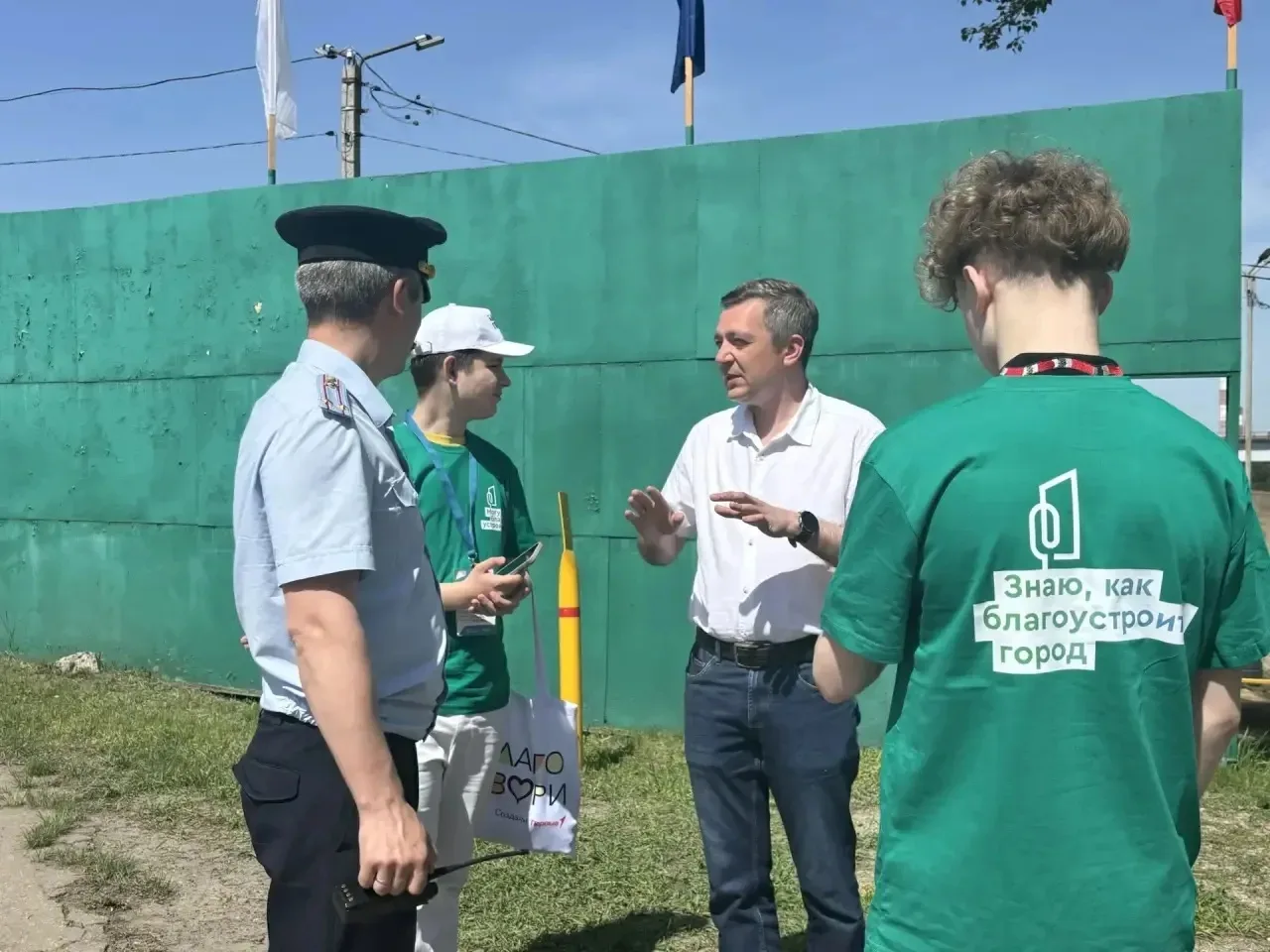 ✅Активисты нашего лицея продолжают собирать голоса за благоустройство территории любимого города! ✔️