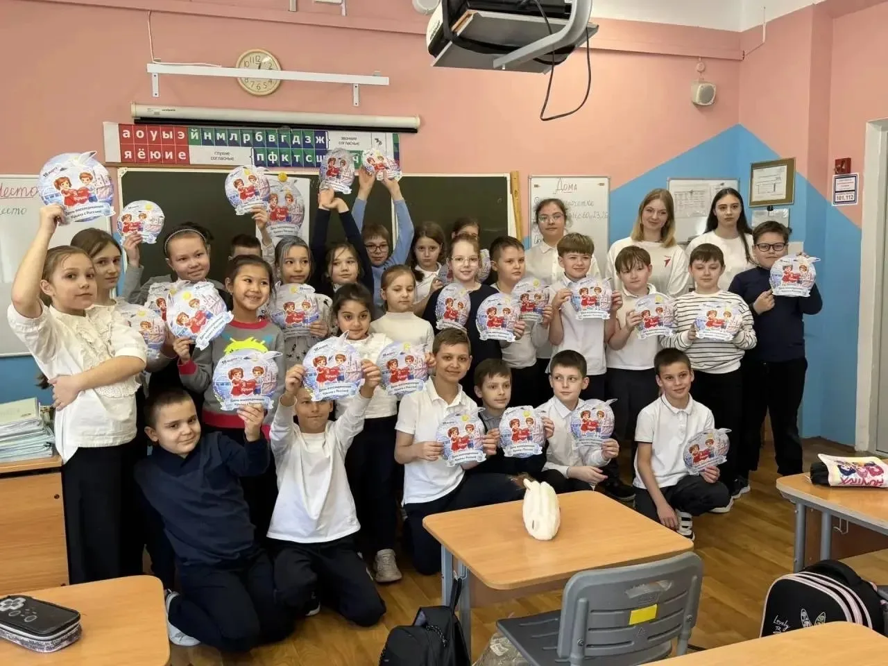 🏫 В нашей Школе прошли тематические мастер‑классы, приуроченные ко Дню воссоединения Крыма с Россией