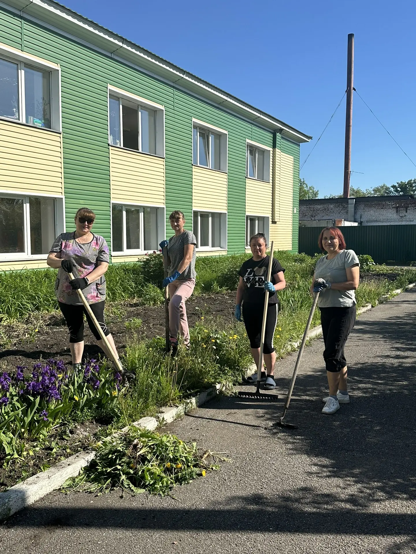 «Волшебство на участке 🌸»

Друзья, хотим поделиться кусочком летнего настроения, которое появилось 