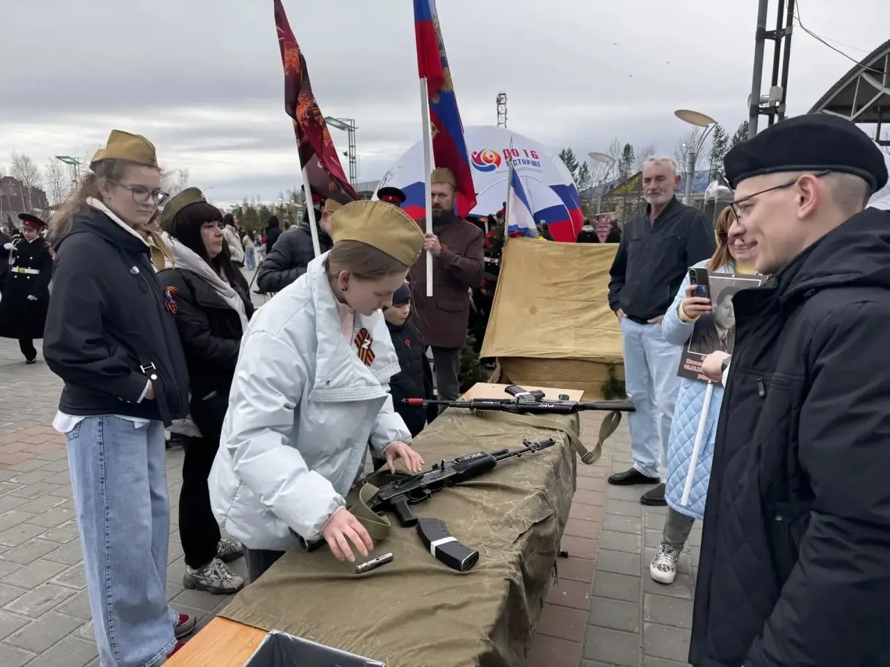 Взрослые и маленькие мегионцы вместе с нами рисовали голубей,  тренировались в сборке и разборке авт