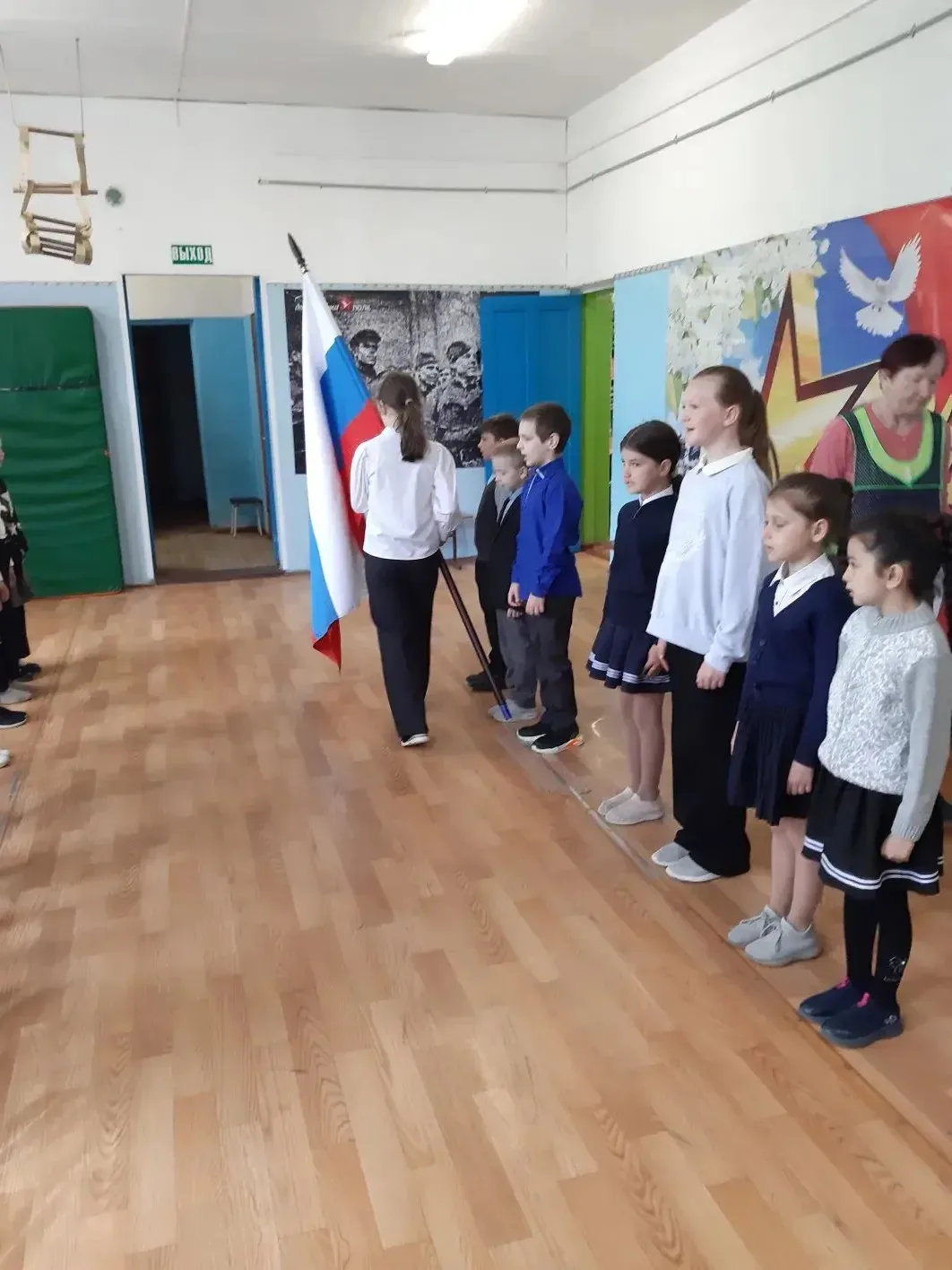 Традиционно в начале новой учебной недели в МКОУ «ЗАРЕЧЕНСКАЯ НШ» на первом уроке проходит торжестве