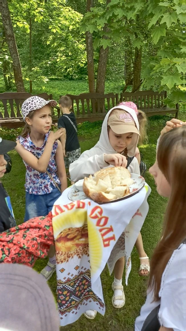 ✈️В День музея учащиеся 2Б и 4Б классов отправились на экскурсию в имение отца русской ...