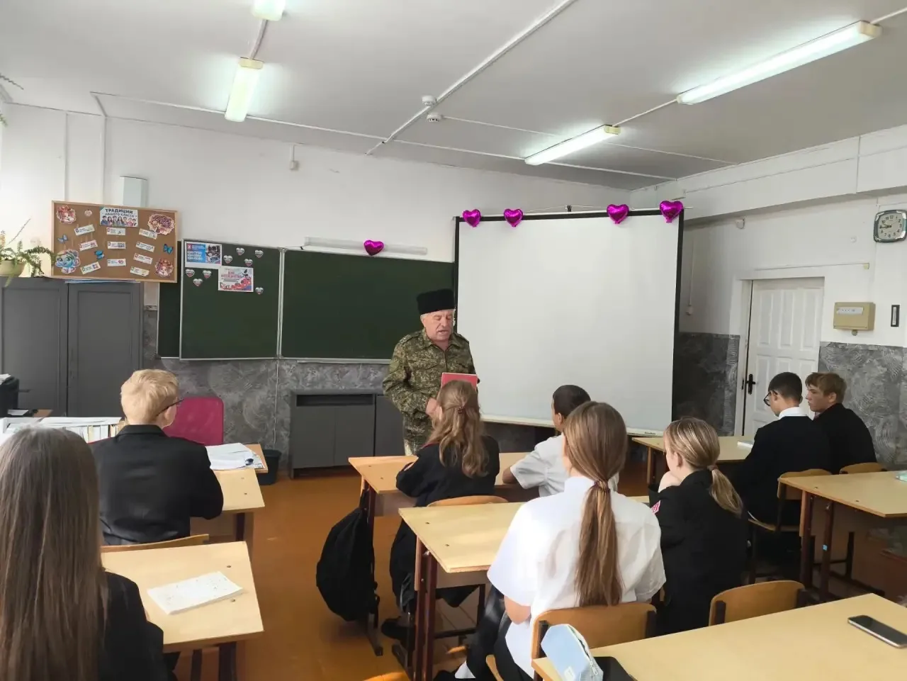 Атаман ХКО Атрахимов В.Н., рассказал учащимся 8 " В"  казачьего класса рассказывал о Со...