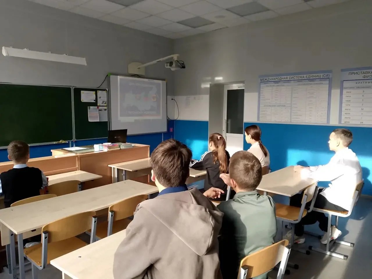 Сегодня во всех классах прошли тематические уроки “Навеки с Россией”, приуроченные  Дню...