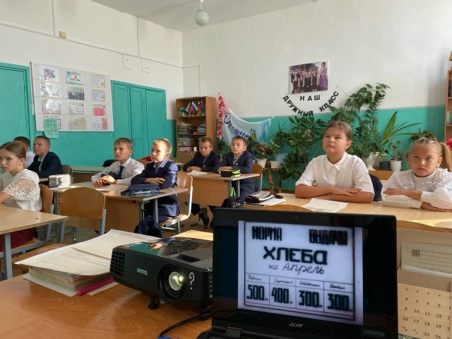 В понедельник в нашей школе прошла традиционная линейка — она задала тон всей неделе!