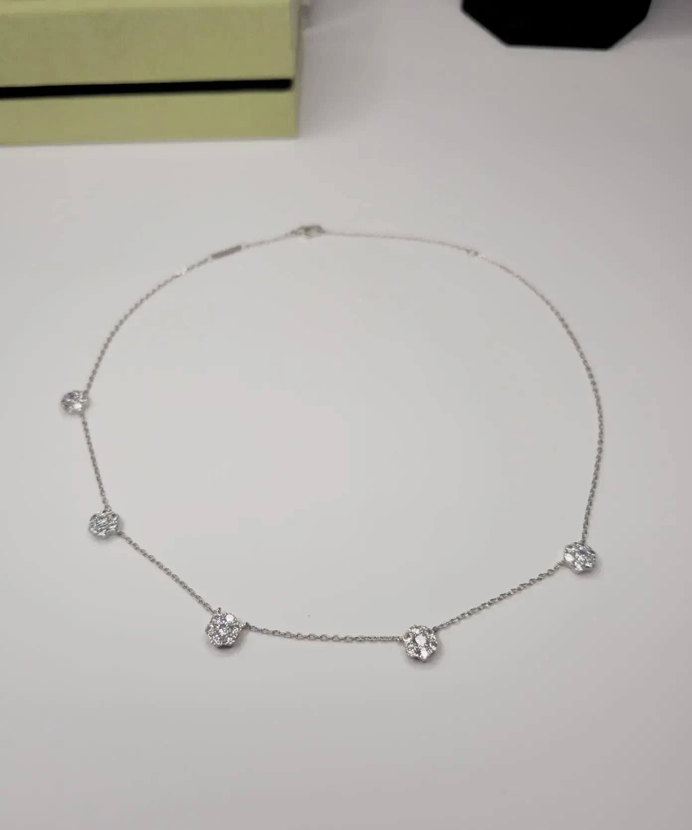 Колье Van Cleef Arpels Perlee муассаниты 

Цена 15 100 рублей 

Премиум качество
Гравировки бренда
В