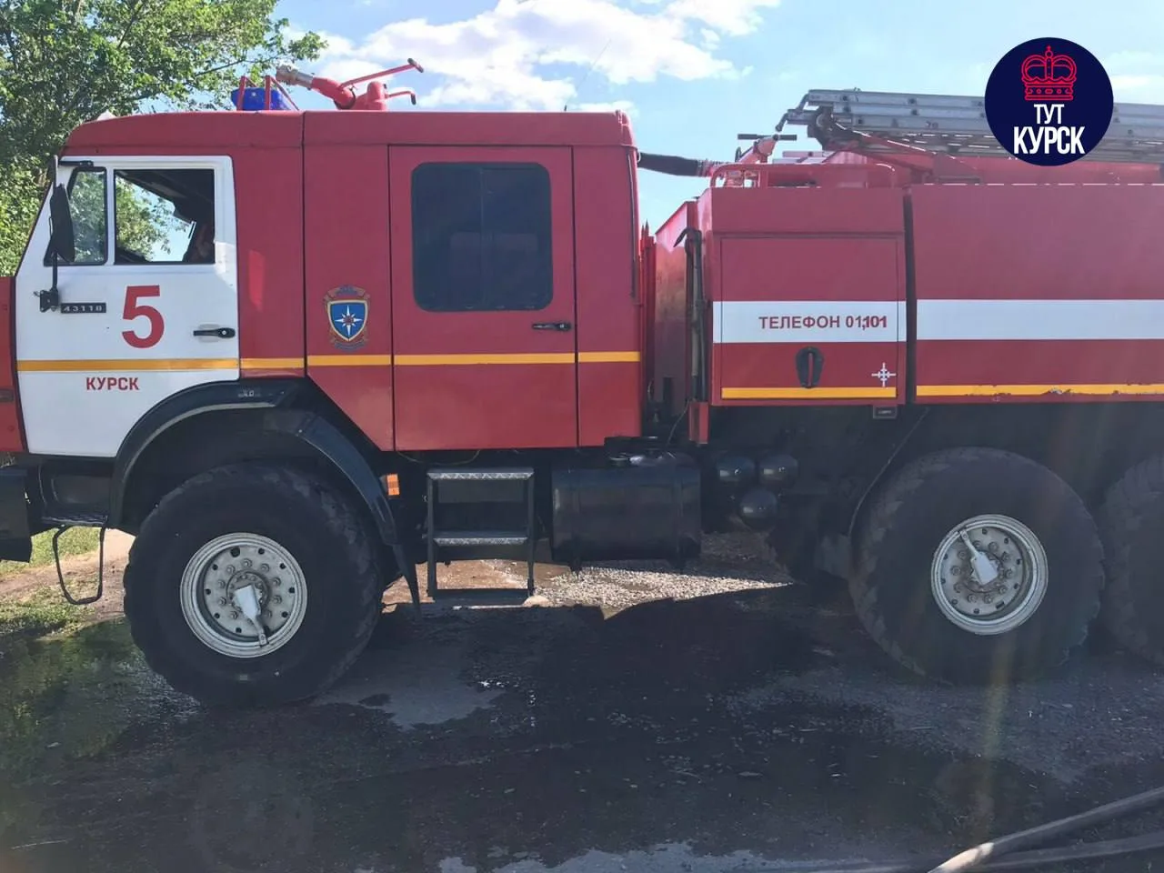 🚒 Курские спасатели ликвидировали возгорание легкового автомобиля на 2-й Рабочей