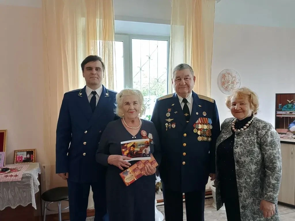 Сотрудники Ирбитской межрайонной прокуратуры возложили цветы к Вечному огню на мемориальном комплекс