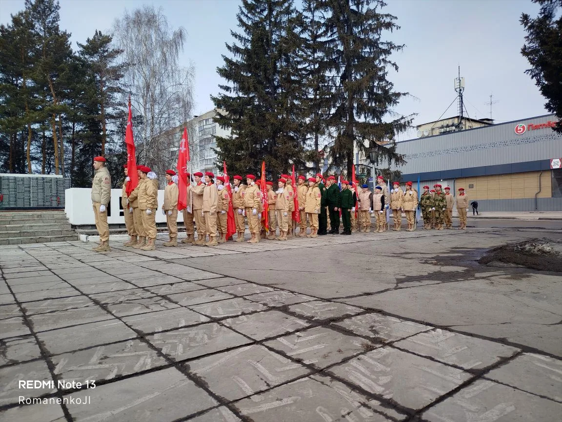 🇷🇺 В Искитиме стартовала акция «Часовой у Знамени Победы»!