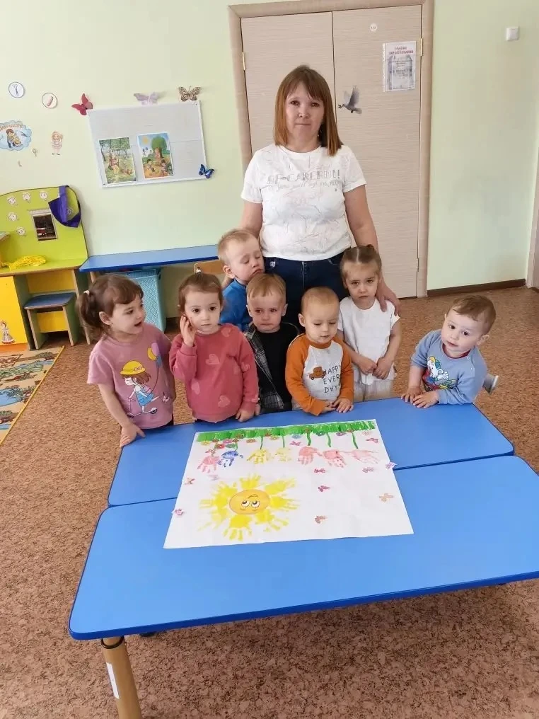 ☀️ Занятие по рисованию «Лето пришло» в группе «Капельки»