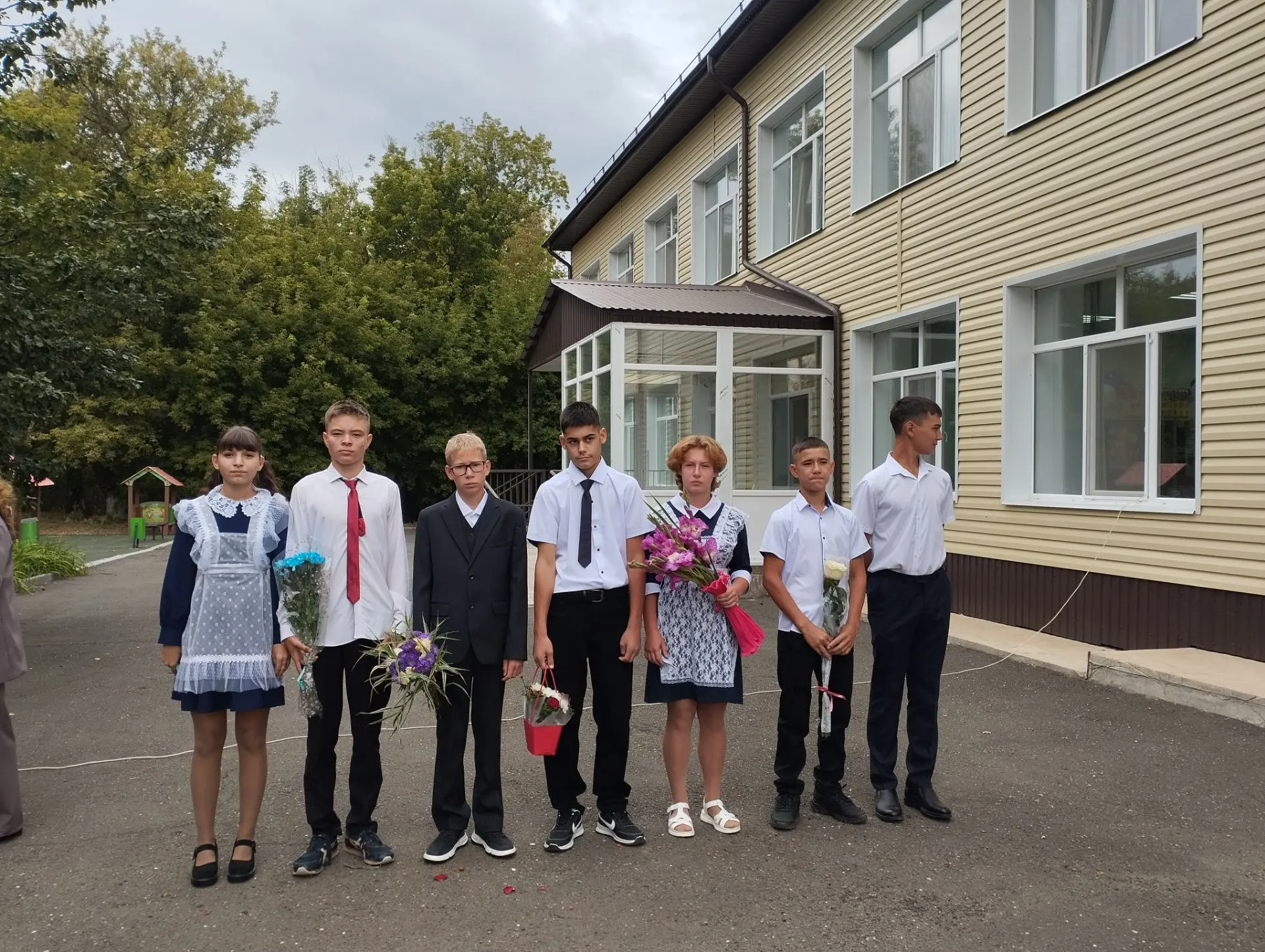 🔔🍁1 сентября наша красивая, замечательная школа распахнула двери для учеников. 📚🎈💐