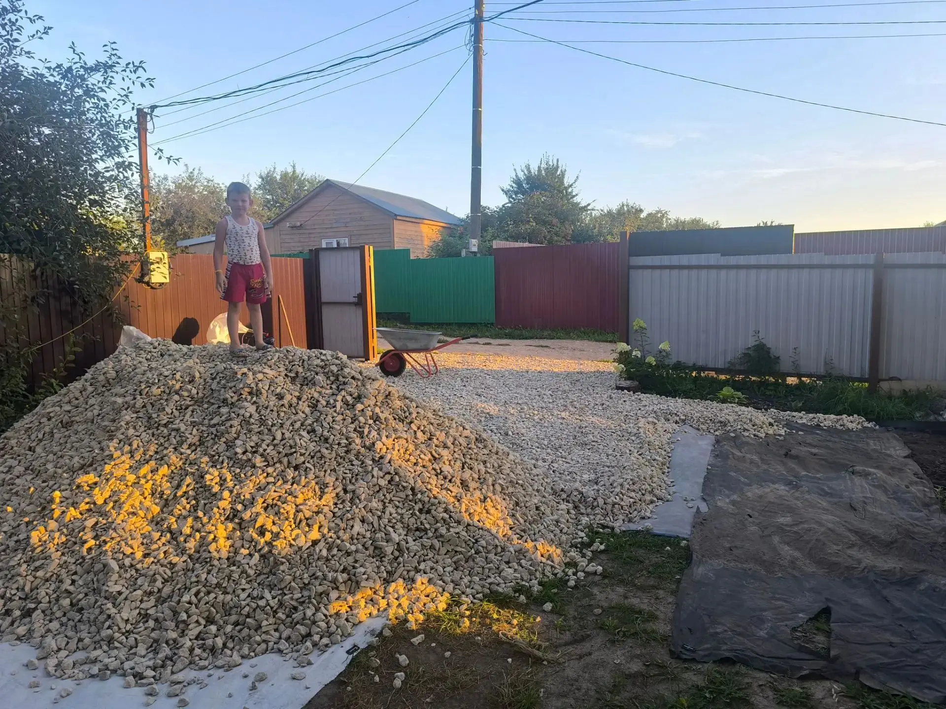 Пока мы со старшими в городе на даче кипит работа💪 Саша решил засыпать парковку щебнем.