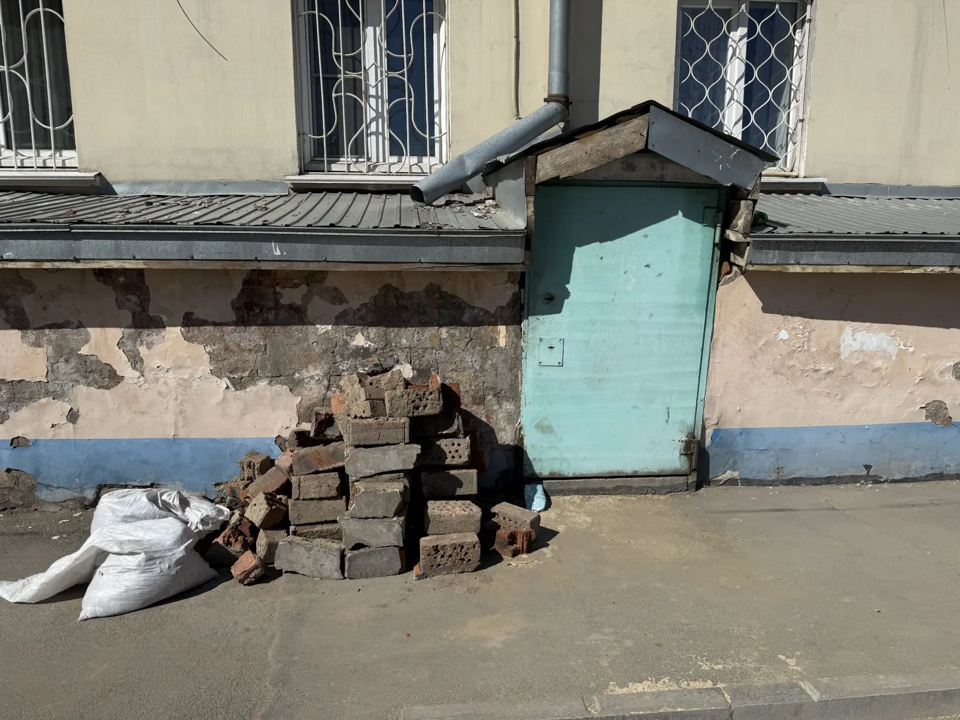 На днях силами управляющей компании выполнили очистку спуска в подвал.  Привели в порядок ступени, с