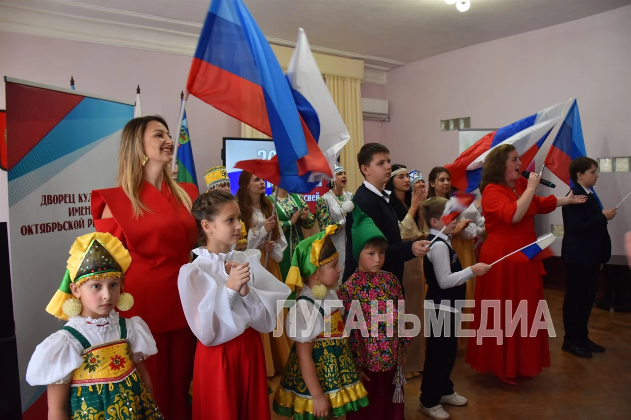 🎶В Брянке состоялся концерт, посвященный Дню воссоединения ЛНР, ДНР, Херсонской и Запо...