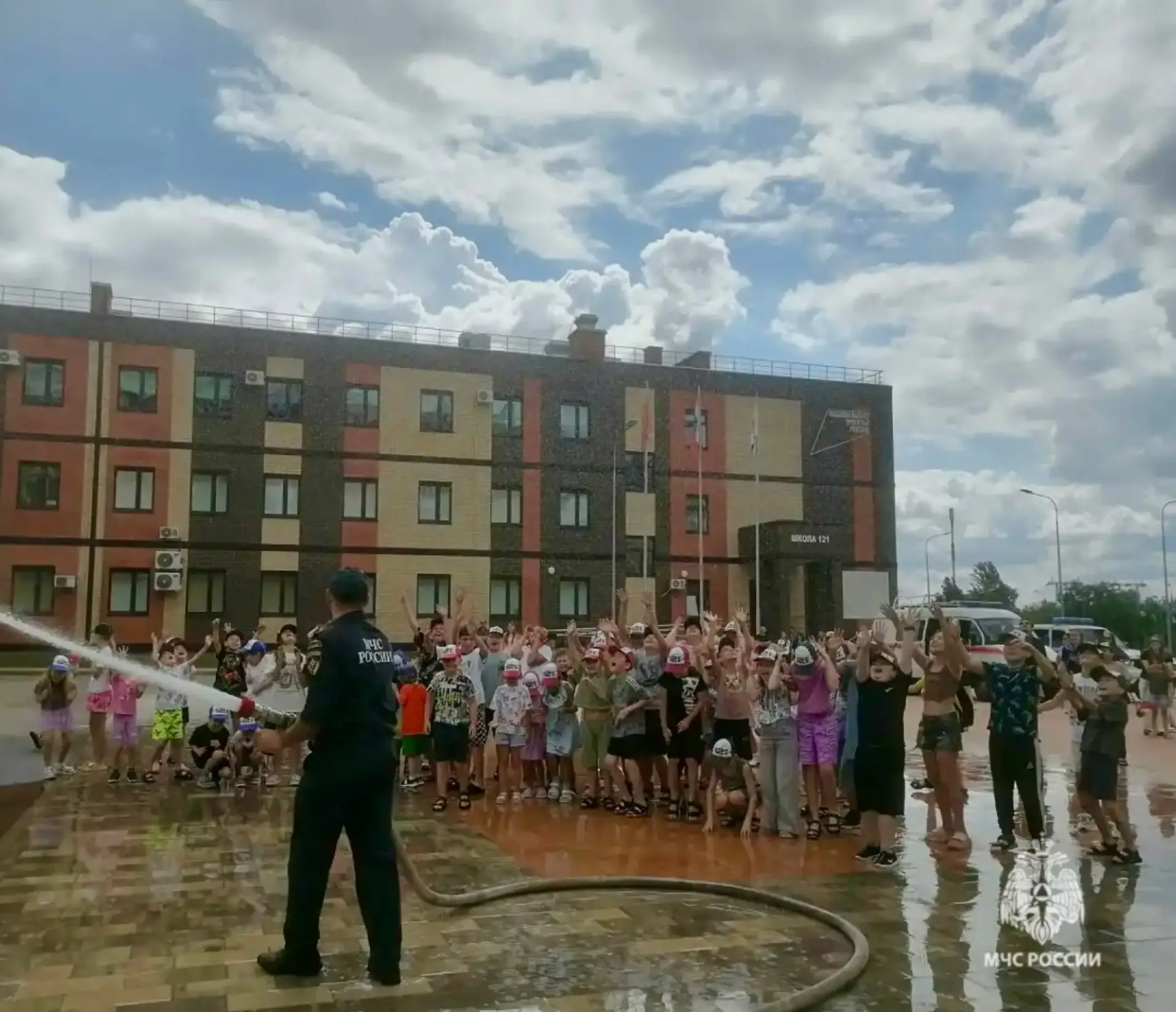 Герои рядом: воспитанники лагеря узнали о миссии пожарных

📍Сотрудники специализированной пожарно-с