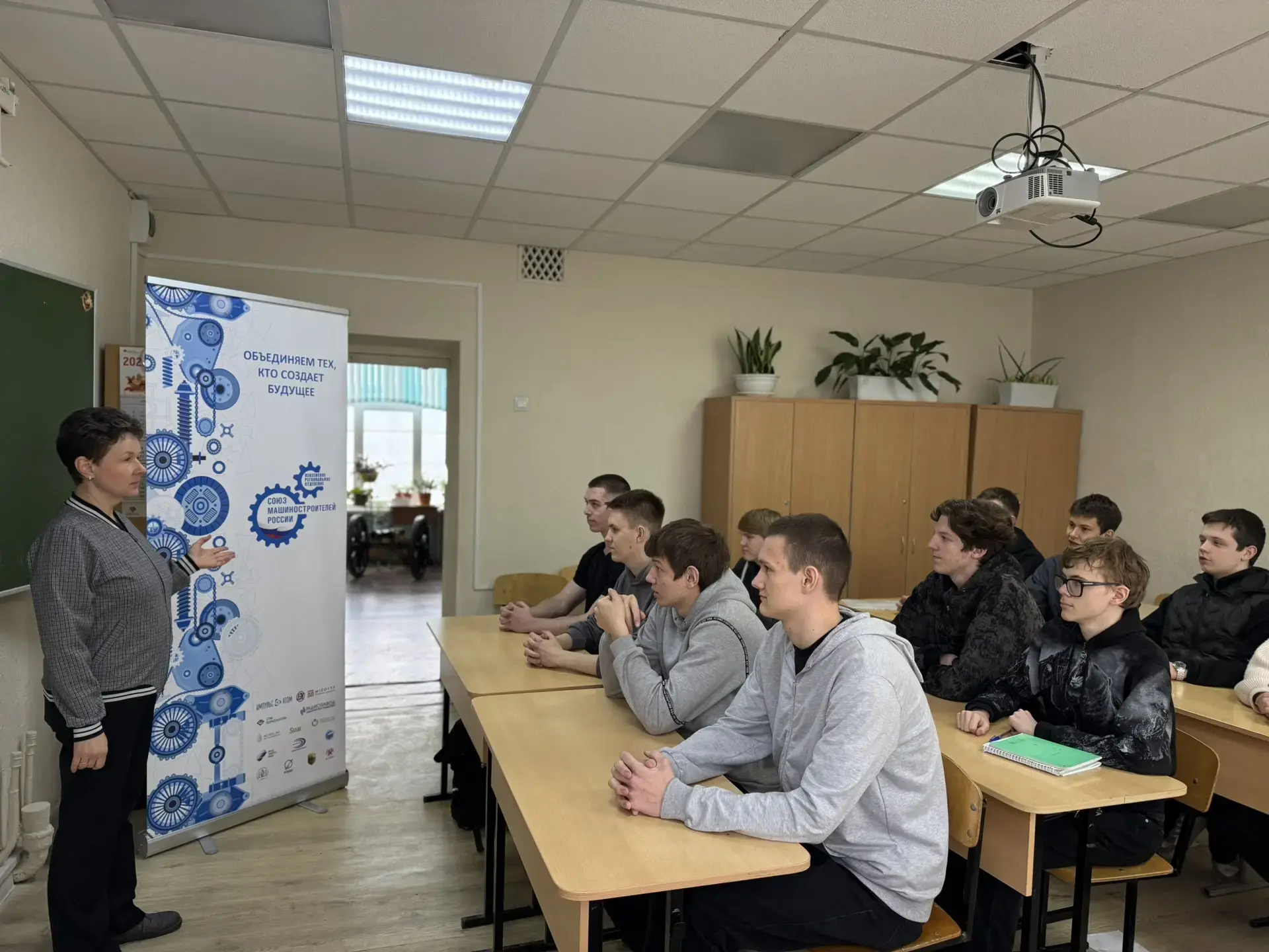 Обсуждаем важные темы 🧩  В учебном комплексе промышленных технологий ИТ-колледжа педагоги продолжают