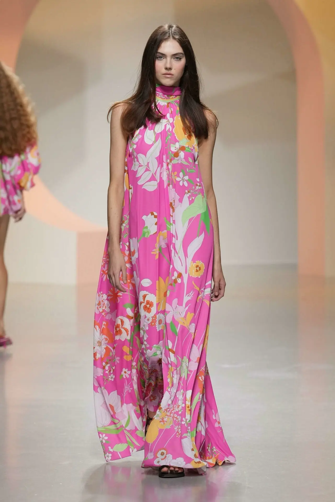 Высокая мода ♦️Разбираем тренды
Девочки, ловите вайб Spring/Summer 2026 от Leonard! 🔥

На подиуме —