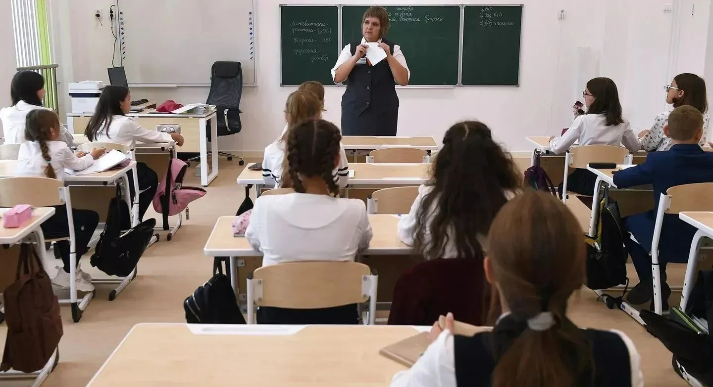 В Госдуме рассказали, какие подарки можно дарить учителям.