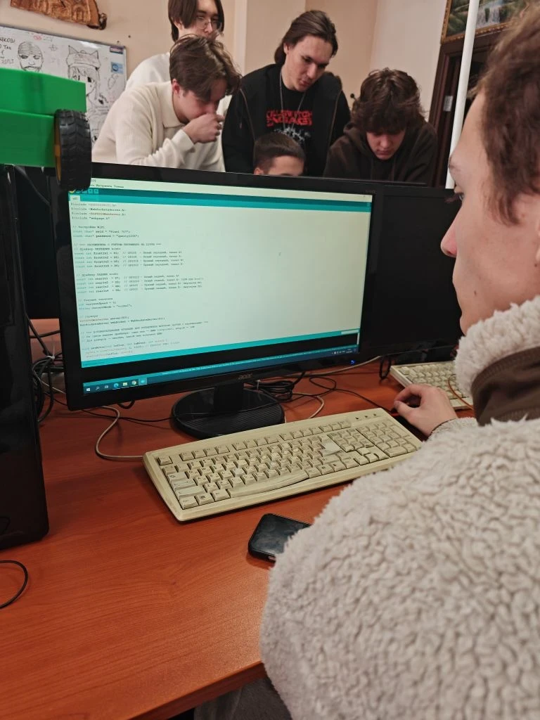 Учащиеся профильного технологического 10 «А» класса завершают работу над проектом «Робот-ползун на м