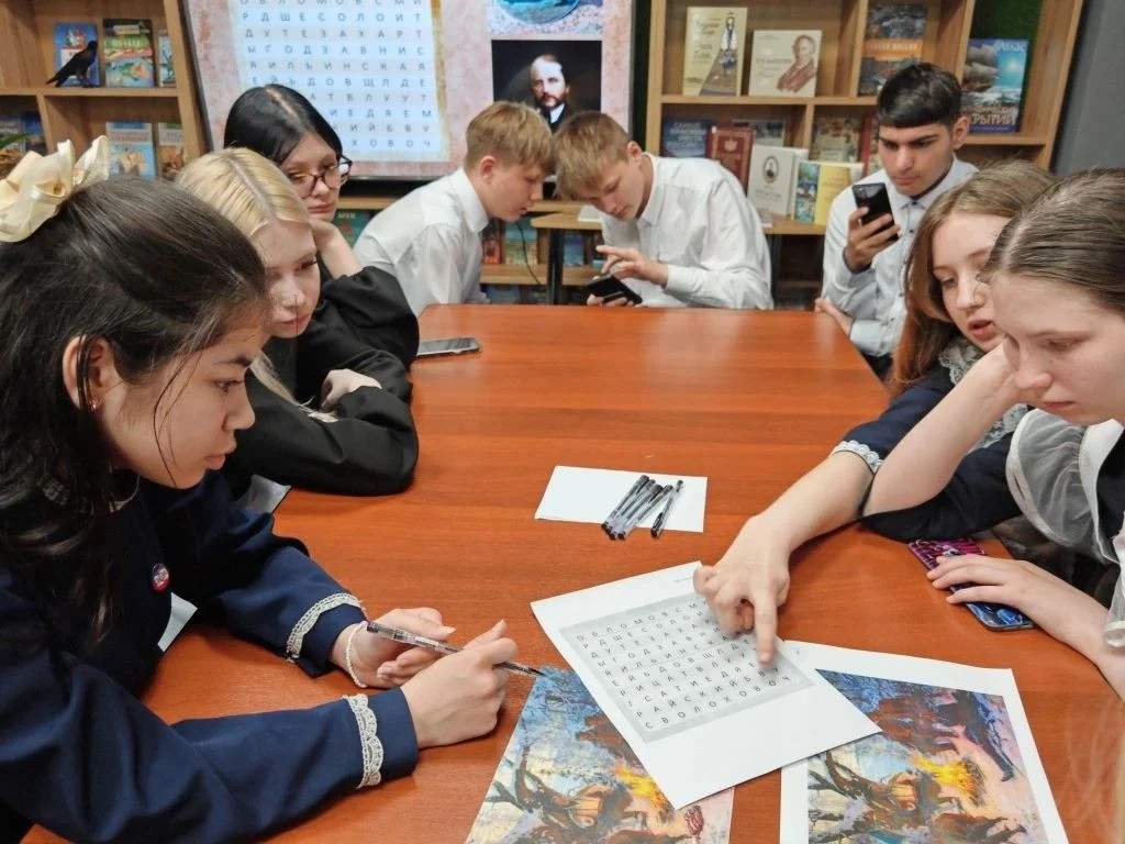 📚✨ Литературный квиз по Пушкинской карте  Ученики 8А, 8Б, 8В, 9А и 9В классов вместе с советником по