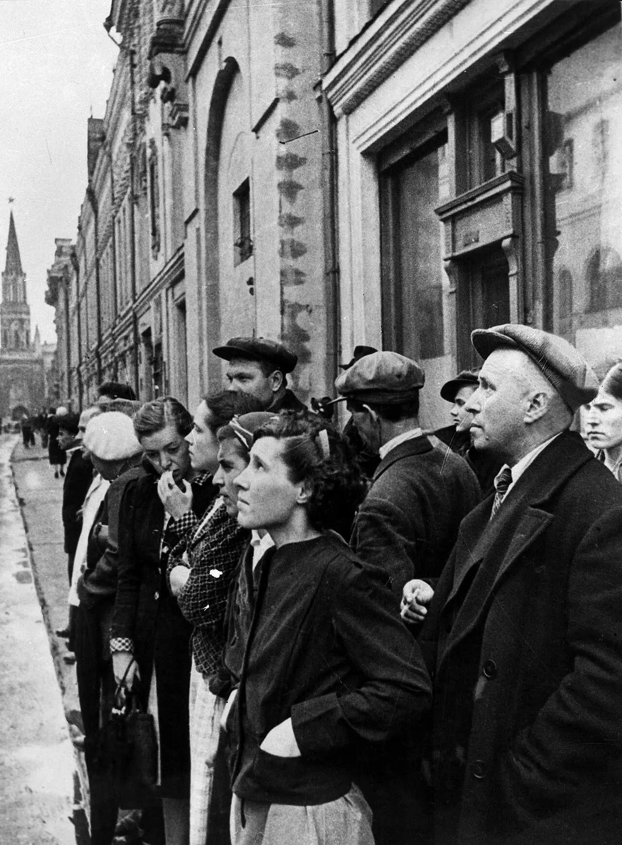 85 лет....

22 июня 1941 года. Советские граждане слушают обращение В.М. Молотова по поводу нападени