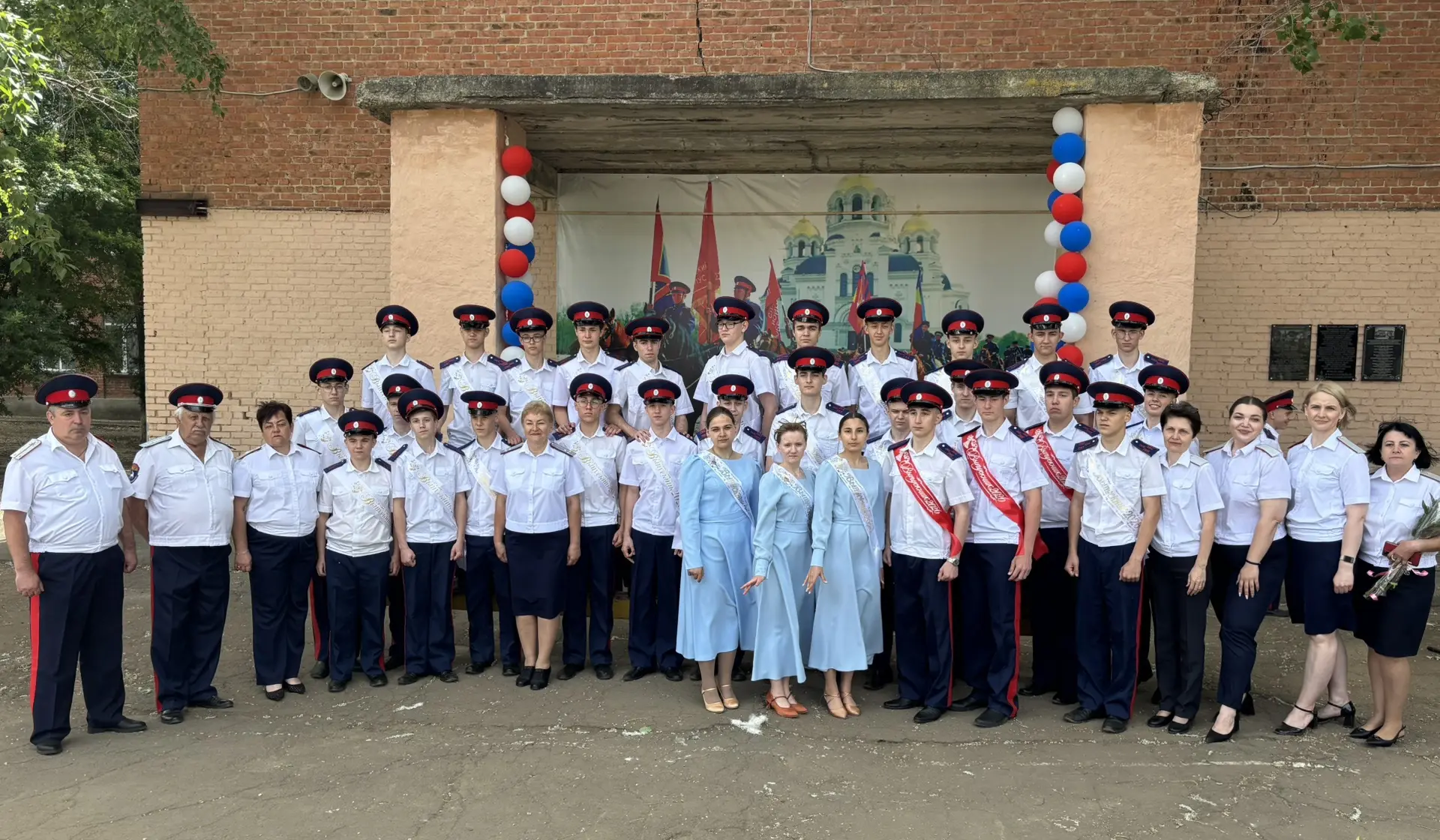 Торжественная линейка, посвящённая празднику Последнего звонка, прошла в Каменском генерала Ф.П. Ден