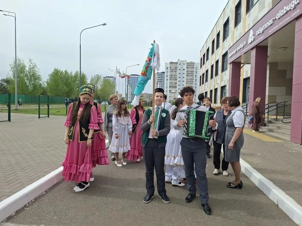 13 нче май көнне "Адымнар-Алабуга" күптелле белем бирү комплексында традиция буенча Сабантуй бәйрәме