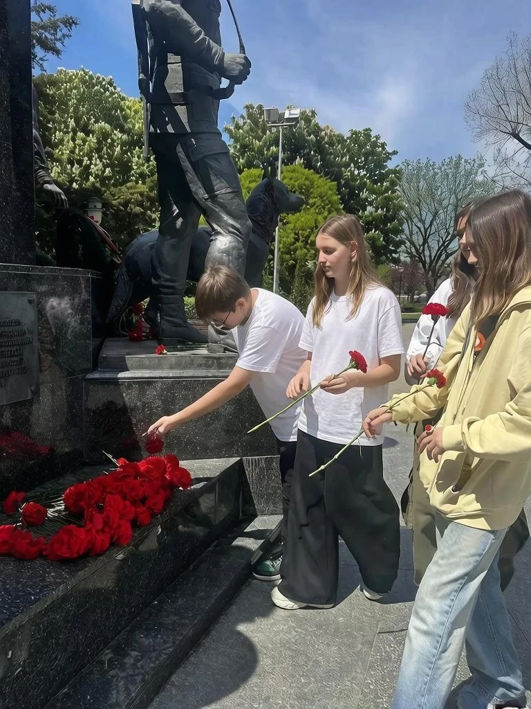 22 июня — День памяти и скорби

Друзья, сегодня особенный день. День, когда мы склоняем головы в пам