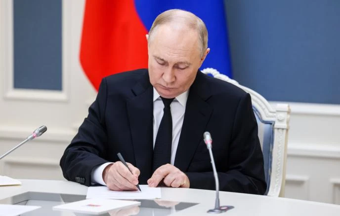 ✅ В РФ ввели особый порядок проверки пригодности к службе на отдельных должностях

🔘 Владимир Путин