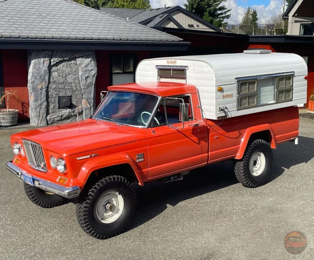 🏕️ Jeep Gladiator, в котором можно жить

Этот Jeep Gladiator J3000 выпустили в 1966 году, а сверху 