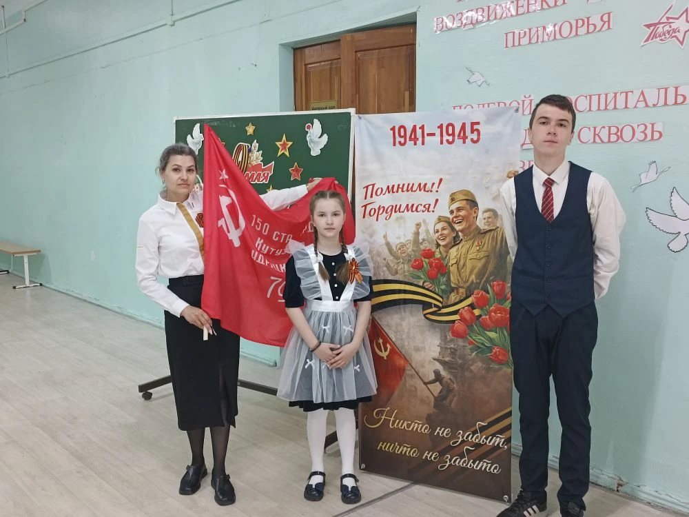 🇷🇺 С новой неделей и памятью о Великой Победе!  Начали учебную неделю с торжественной линейки, вынос