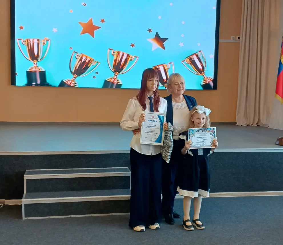 🏆 НАГРАЖДЕНИЕ В МАОУ СОШ №5  Сегодня в школе прошла торжественная церемония награждения.  За высокие