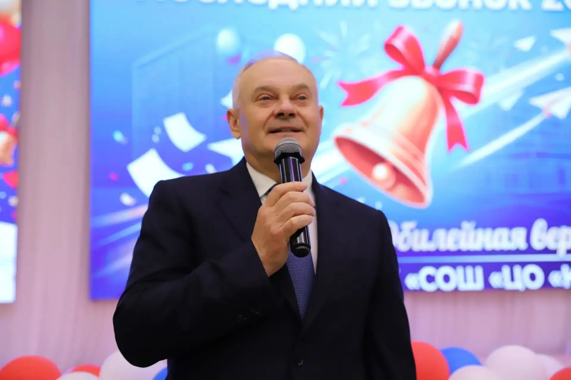 🎓 Ректор ЛЭТИ поздравил выпускников Центра образования «Кудрово» с последним звонком   26 мая ректор