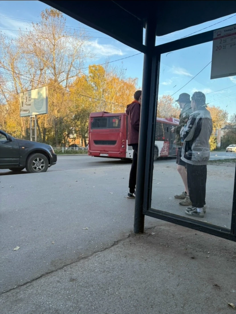 😡Водитель 20 автобуса на богдана хмельницкого обматерил детей и зажал два раза ребенка...