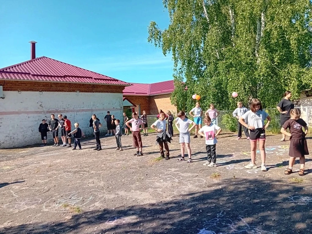 Второй день лагеря был на тему "Единство народов России "По данной теме проведены мероп...