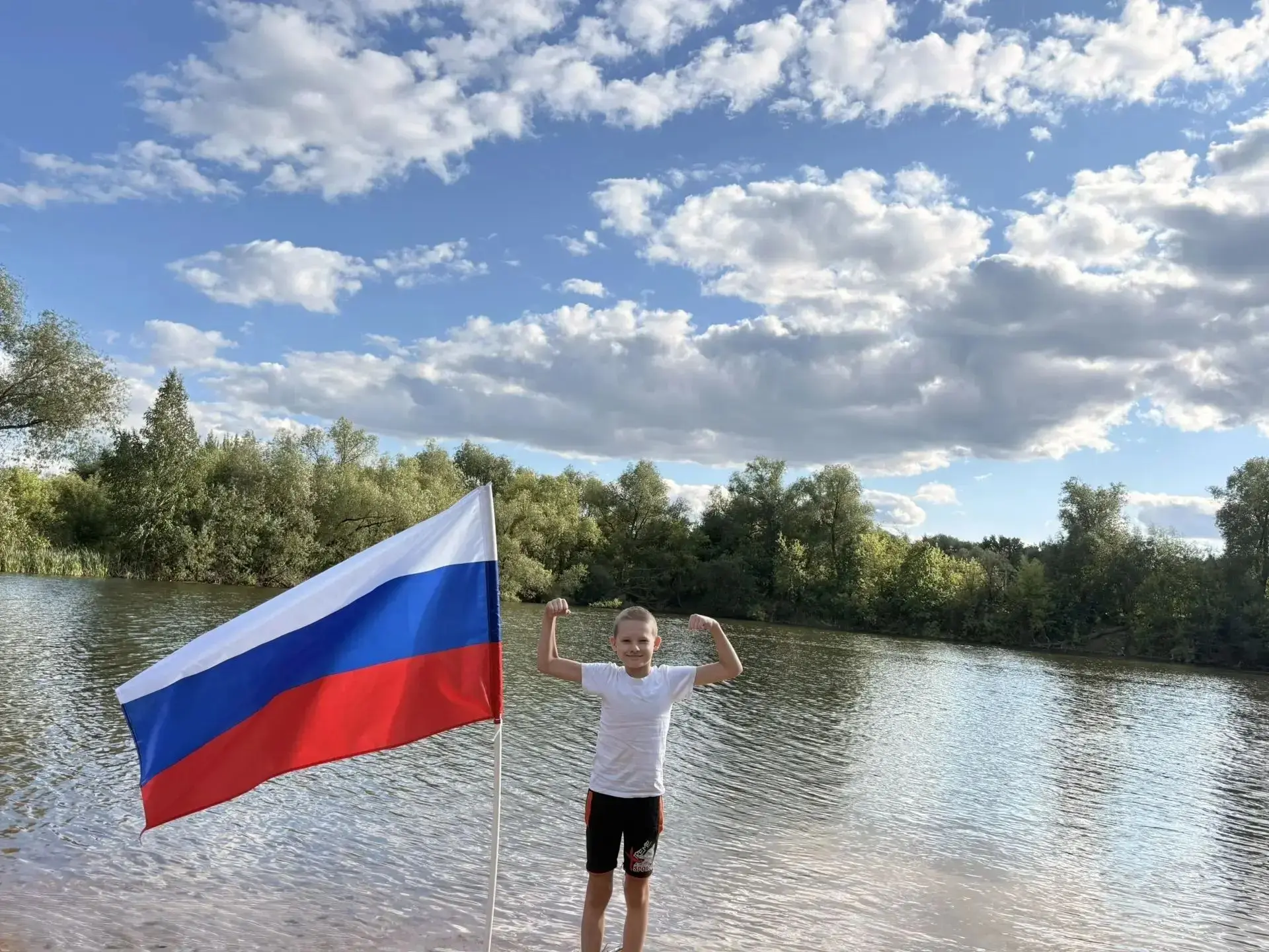 22 августа - День государственного флага Росии. Флаг-  один из важных символов государс...