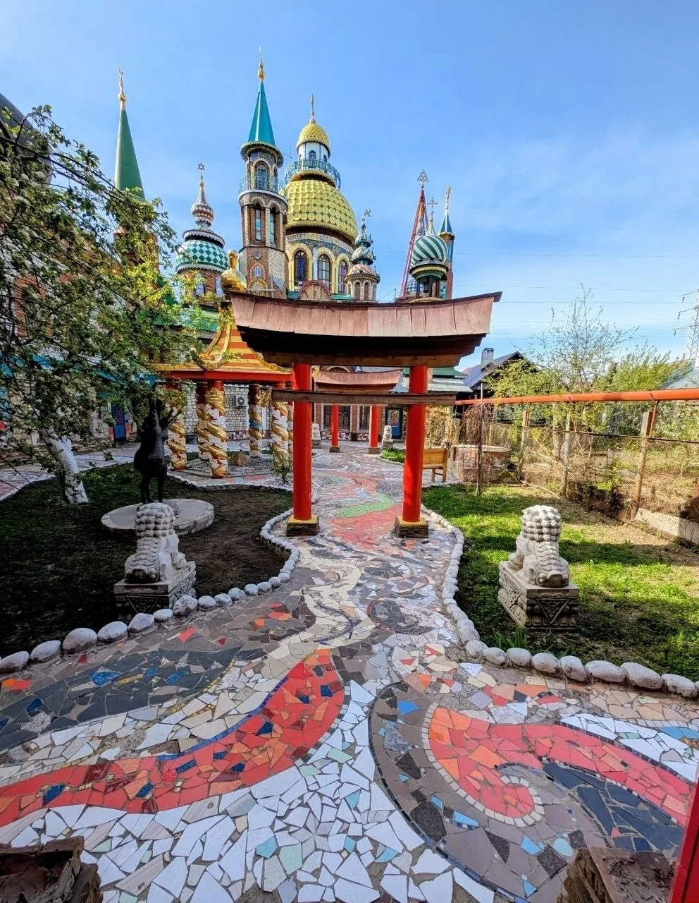 Вселенский храм в посёлке Старое Аракчино, созданный художником Ильдаром Хановым, являе...