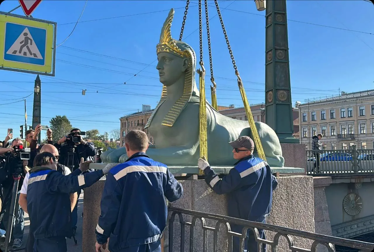 🤔 На Египетский мост вернули отреставрированных сфинксов