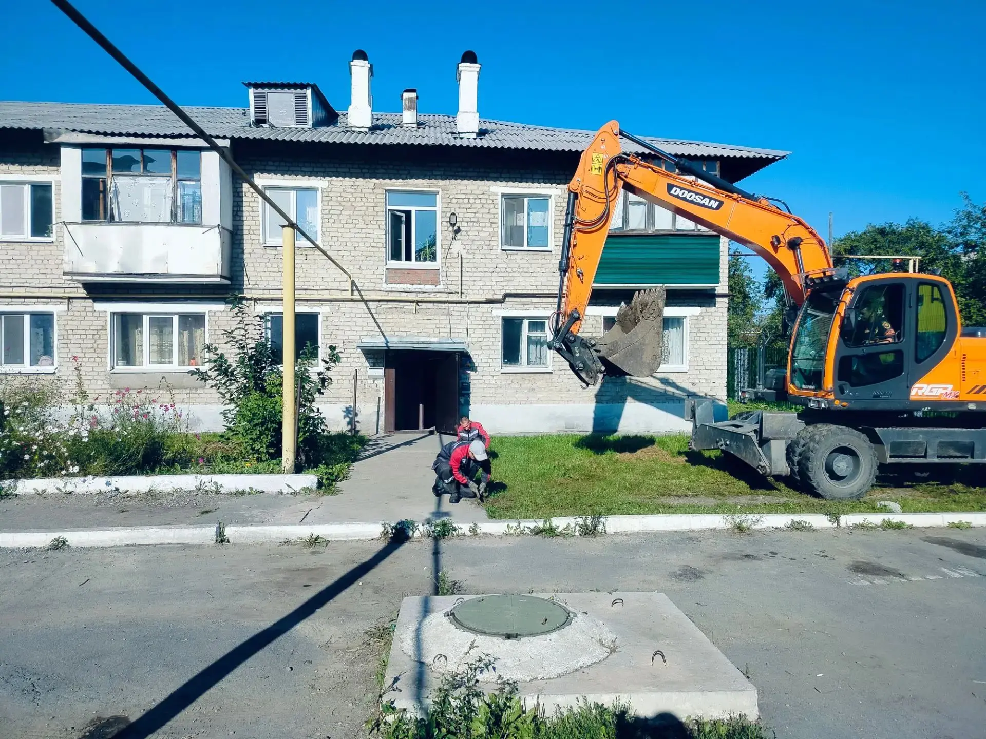 Двор дома 25 по улице Средний проезд в поселке имени Чкалова. Предстоит замена изношенн...