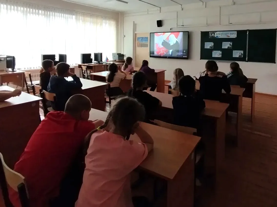 В пришкольном летнем лагере отметили День русского языка!

В этот день  воспитатели  Лариса Владимир