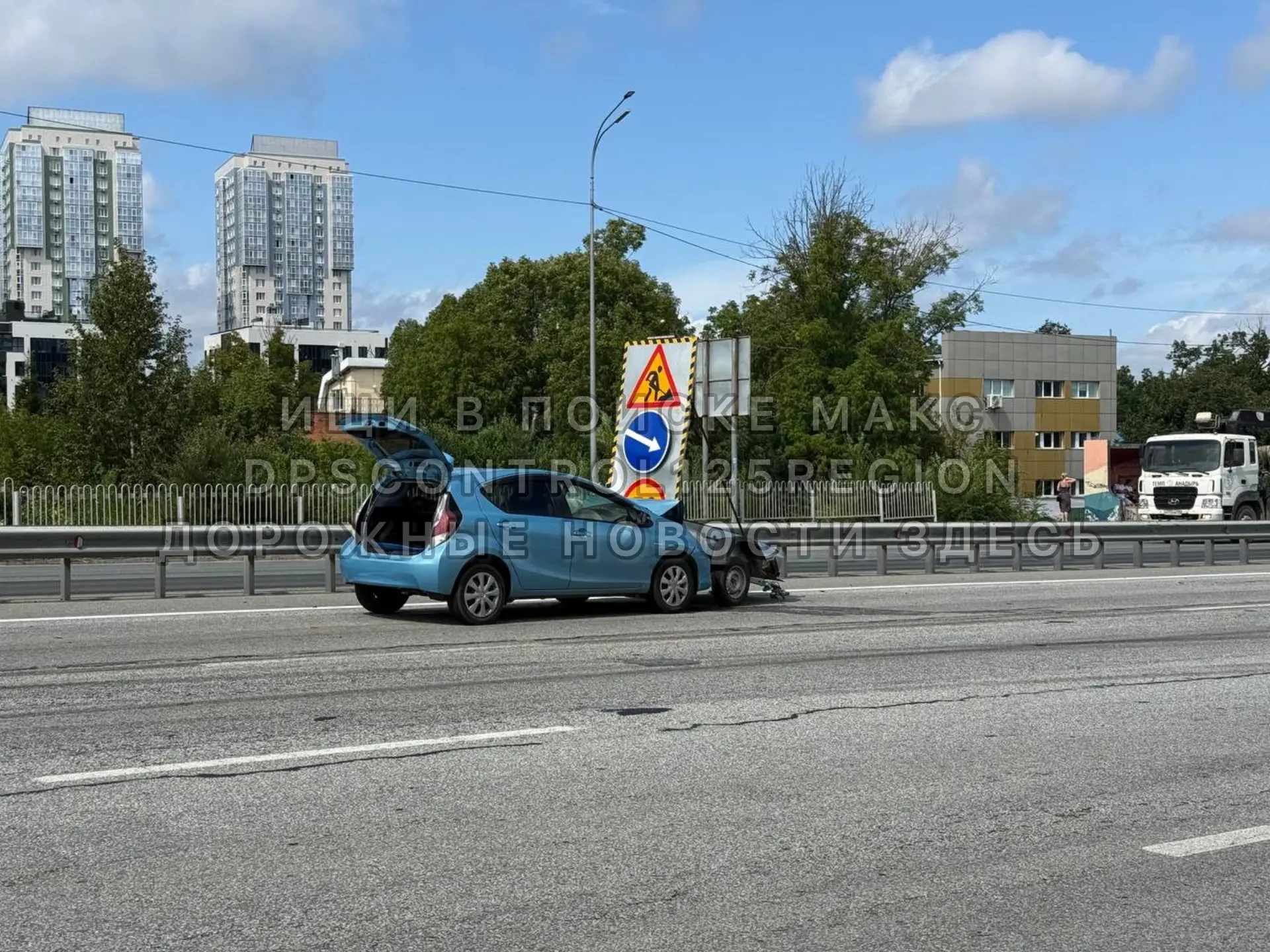 Под Владивостоком в районе Океанской Toyota Aqua влетела в стоячий грузовик дородных сл...