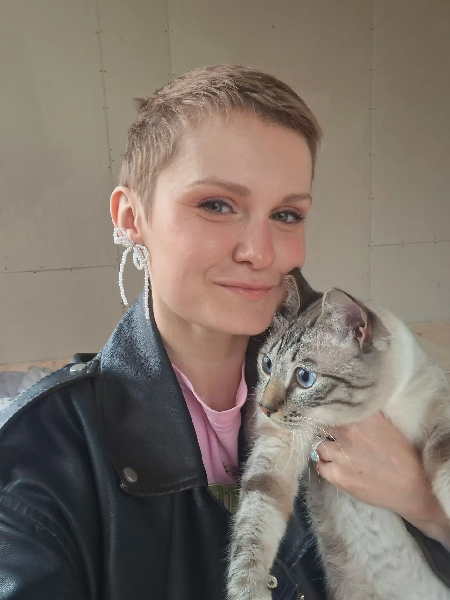 В детстве переживала, что с короткой стрижкой похожа на мальчика. А щас думаю: "надо же...