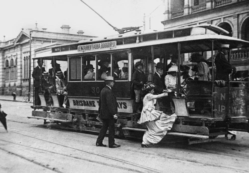 Девушка садится в трамвай. Брисбен, Австралия. 1910-1920 гг. 😂🙈