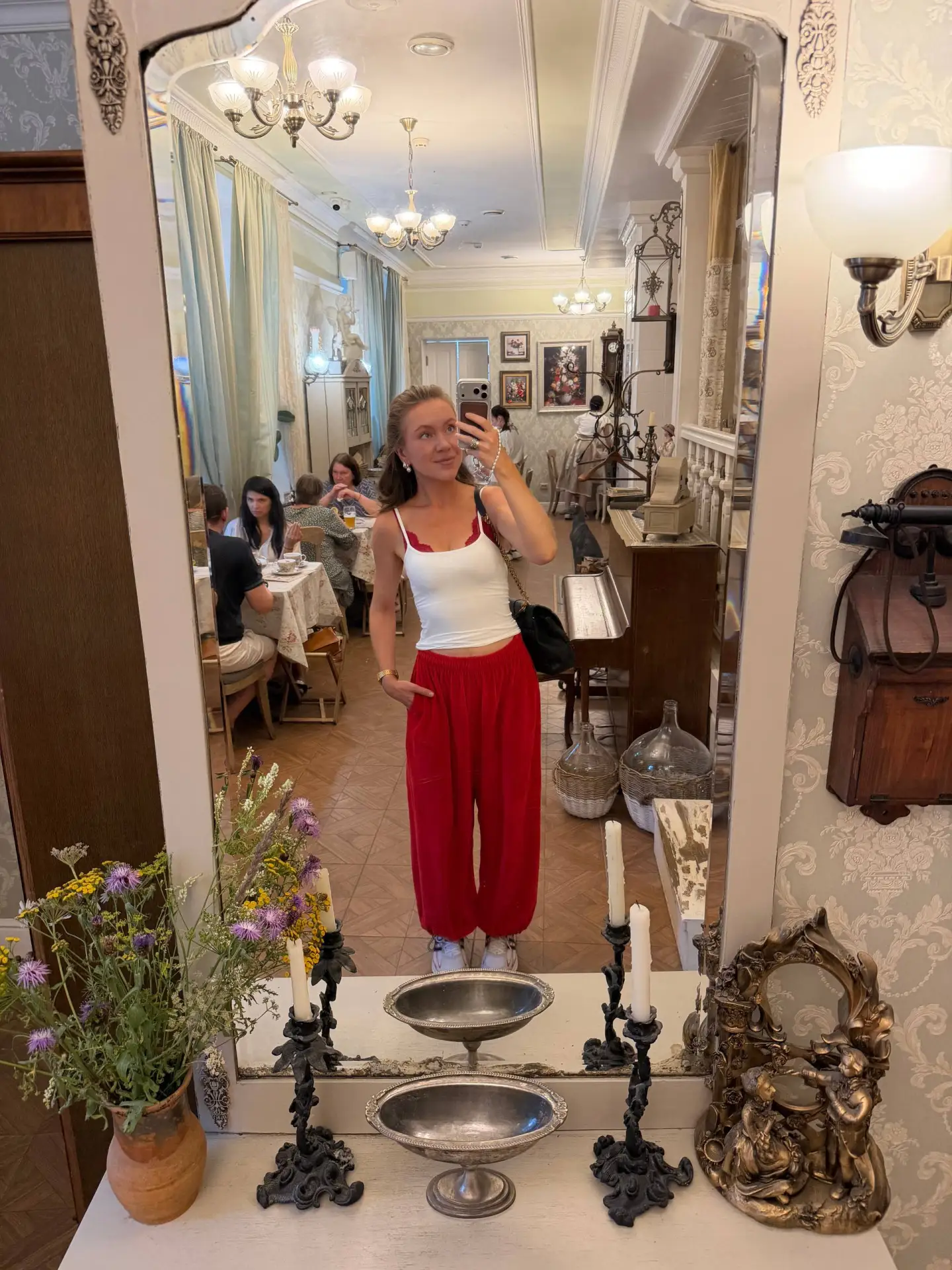 📍разбор лучков:

первый: 
брючки из костюма yos 
топ karnity 
акцентное нижнее белье
кроссовки adid