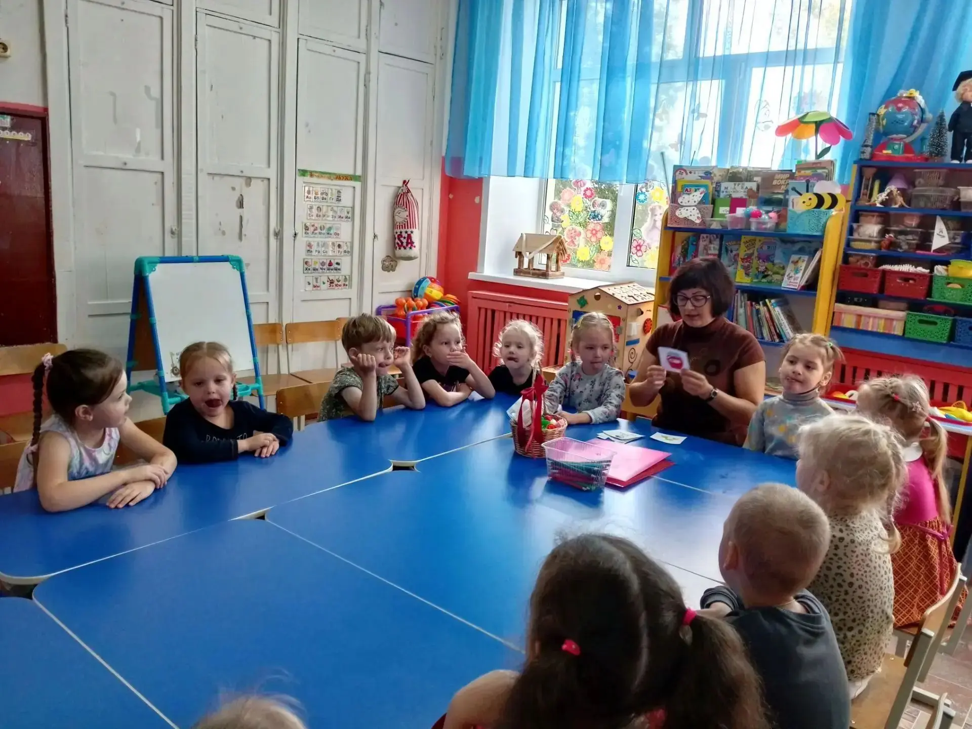 Сегодня в старшей группе "Непоседы" было проведено логопедическое развлечение. Учитель ...