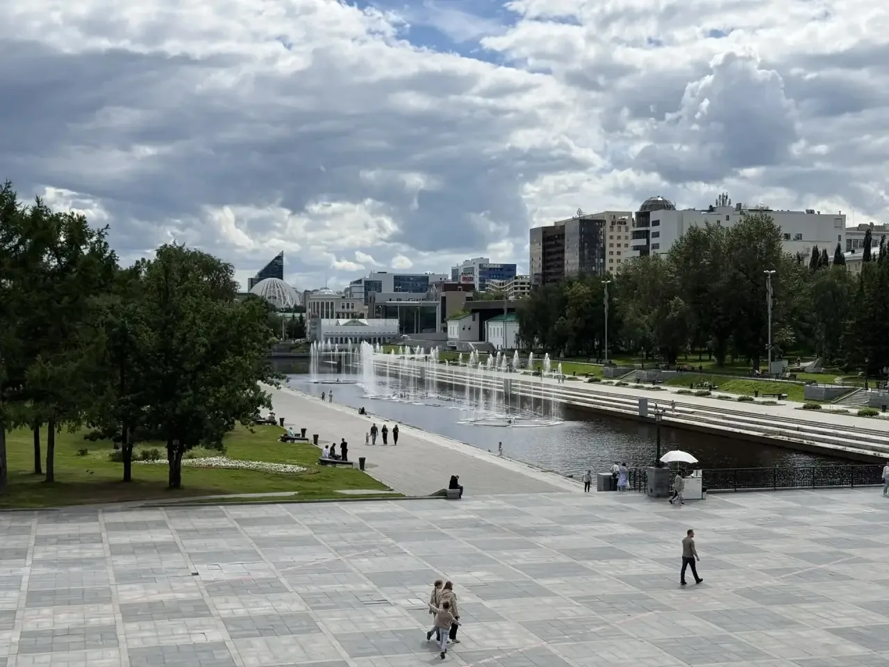 Доброе утро, друзья!
В субботу, 27 июня, синоптики обещают до +18°C, переменную облачность и осадки�